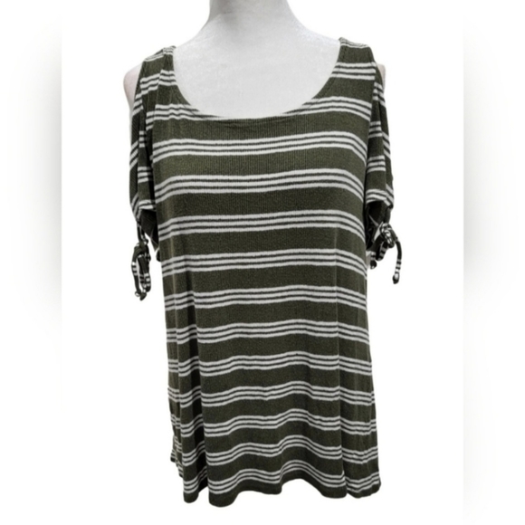 Torrid Lace Up Cold Shoulder Tee - Picture 4 of 9
